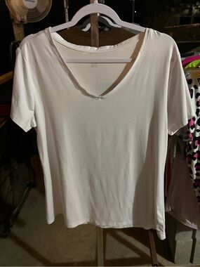 Amazon Essentials White V-Neck Short Sleeve Tee